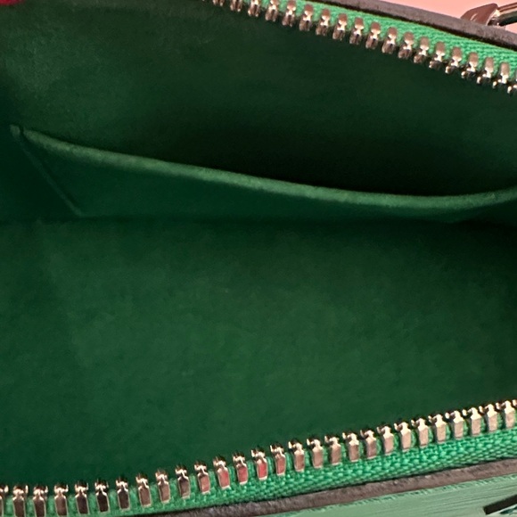 LOUIS VUITTON
Epi Jacquard Alma BB Serpentine - Picture 6 of 13